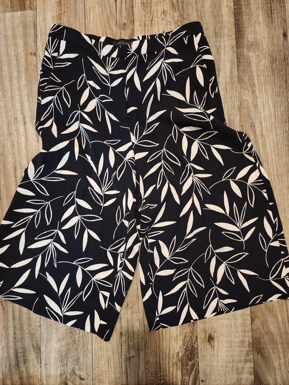 Ann Taylor Navy and White Leaf-Print Capris